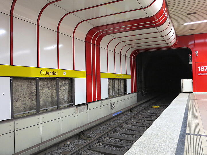 Am Ostbahnhof wurden die Abdeckplatten entfernt.