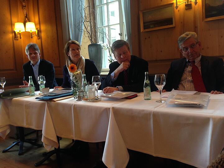 Kämpfen für den Erhalt der Villa: Anwalt Benno Ziegler, Fiona Mallin von der Bürgerinitiative, MdL Robert Brannekämper (CSU), Landesdenkmalrat und Ex-Minister Thomas Goppel.