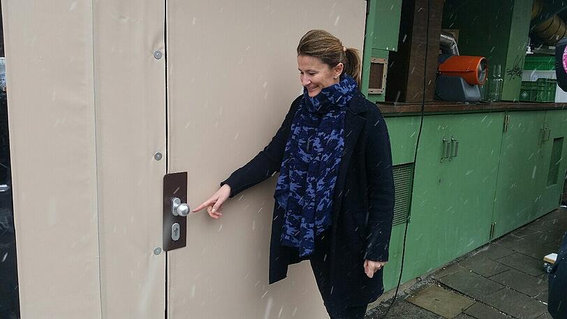 Maria Lechner zeigt dem AZ-Reporter die Einbruchspuren an ihrem Stand.
