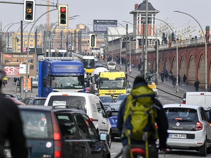 Autos, Lastwagen und Radfahrer fahren im Februar 2019 auf der Warschauer Straße in Berlin.