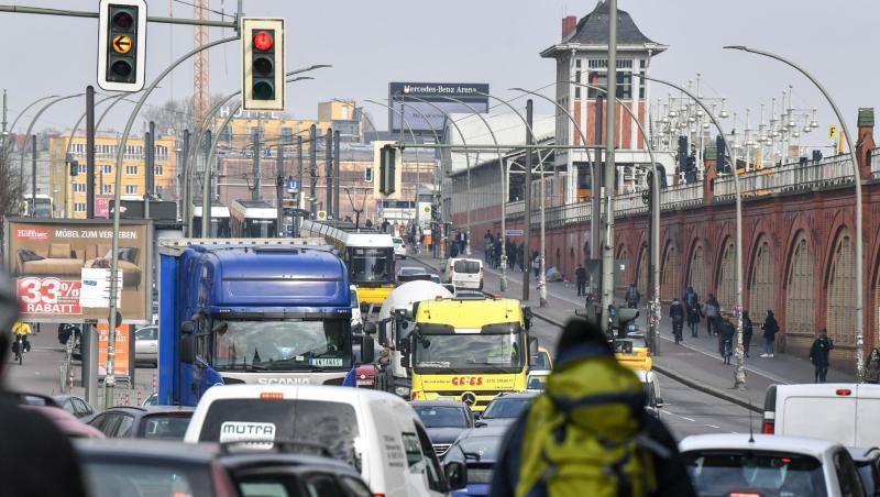 Autos, Lastwagen und Radfahrer fahren im Februar 2019 auf der Warschauer Straße in Berlin. Autos, Lastwagen und Radfahrer fahren im Februar 2019 auf der Warschauer Straße in Berlin.