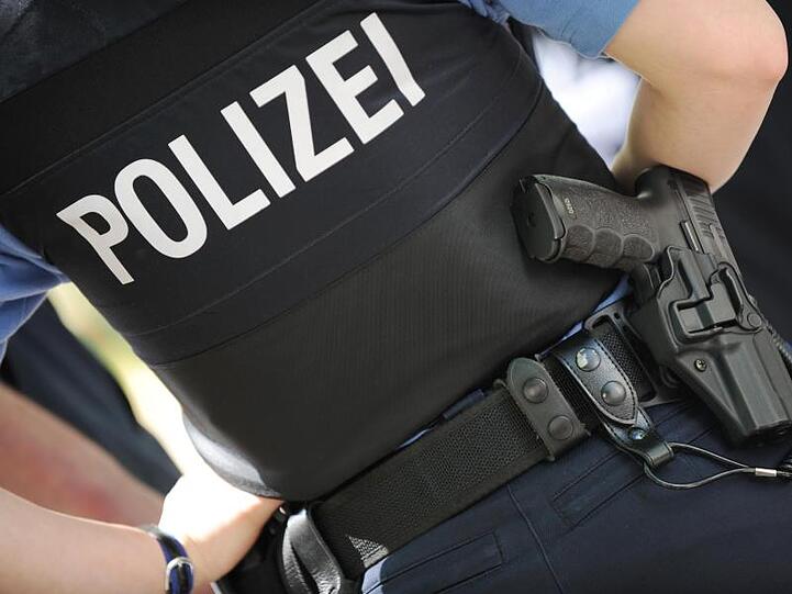 Eine Polizeibeamtin trägt ihre Dienstwaffe am Gürtel. Foto: Arne Dedert/dpa/Archivbild