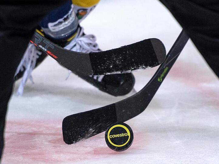 Der Puck liegt auf dem Eis. Foto: Bernd Thissen/dpa/Symbolbild