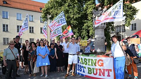 Nach rassistischer Messerattacke: Münchner hielten eine Mahnwache am Pasinger Marienplatz ab.