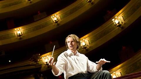 Fast wie bei Karajan: Thomas Peters ist Dirigent, Regisseur, Hauptdarsteller und Kostümbildner von "Traviata, Orchesterprobe III. Akt".