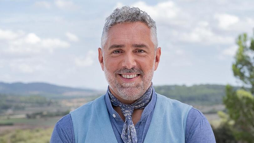 Moderator Roland Trettl will in acht neuen Folgen von "First Dates Hotel" wieder Singles verkuppeln.