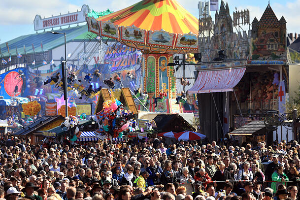Die Wiesen startet heuer am 20. September. Je näher eine Schlafmöglichkeit an der Theresienwiese liegt, umso begehrter ist sie für Oktoberfest-Besucher. Das treibt die Untervermietpreise in schwindelnde Höhen. Die Wiesen startet heuer am 20. September. Je näher eine Schlafmöglichkeit an der Theresienwiese liegt, umso begehrter ist sie für Oktoberfest-Besucher. Das treibt die Untervermietpreise in schwindelnde Höhen.