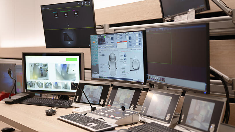 Von diesem Kontrollpult aus wird die Krebs-Behandlung gesteuert.