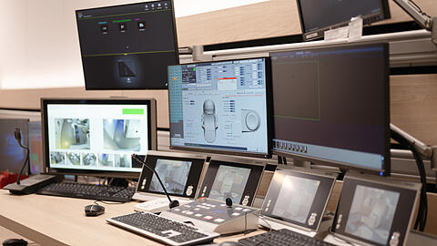 Von diesem Kontrollpult aus wird die Krebs-Behandlung gesteuert. Von diesem Kontrollpult aus wird die Krebs-Behandlung gesteuert.