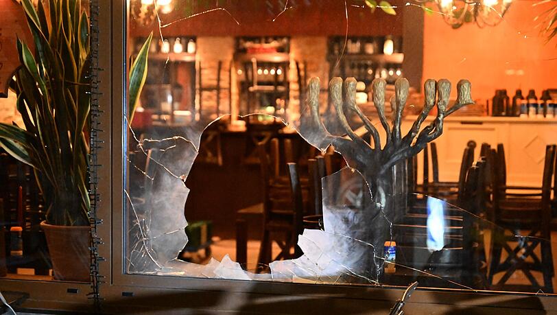 Das Fenster des Lokals wurde besch&auml;digt.