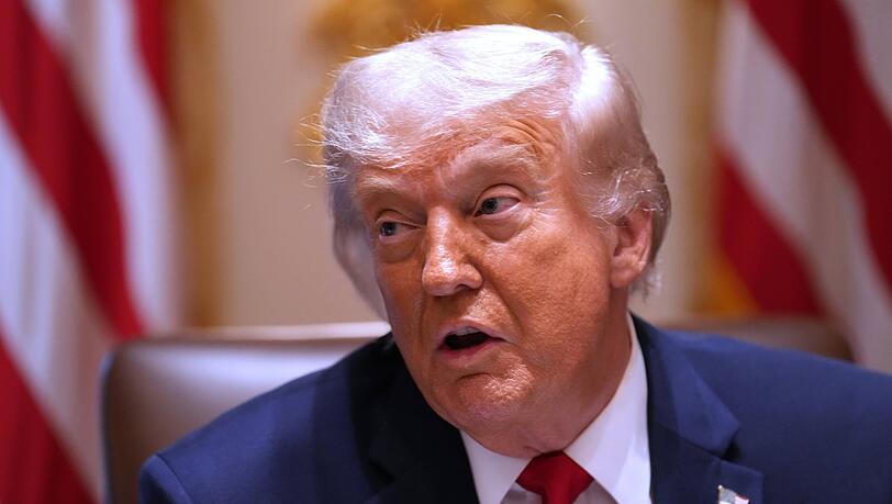 Donald Trump lockerte zunächst die Regeln für die KI-Industrie. (Archivbild) Donald Trump lockerte zunächst die Regeln für die KI-Industrie. (Archivbild)