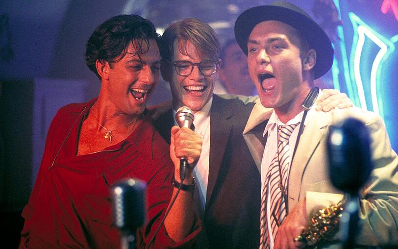 Fausto (Rosario Fiorelli, links), Tom Ripley (Matt Damon) und Dickie Greenleaf (Jude Law, rechts) amüsieren sich im Jazzclub. Fausto (Rosario Fiorelli, links), Tom Ripley (Matt Damon) und Dickie Greenleaf (Jude Law, rechts) amüsieren sich im Jazzclub.