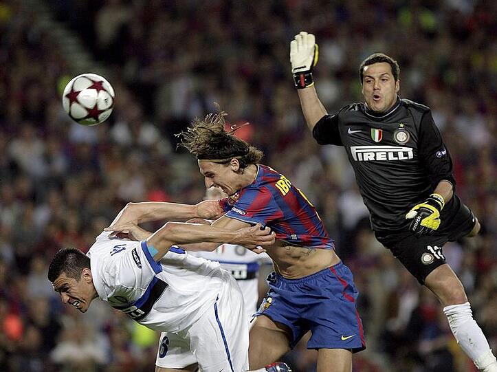 Das Inter-Gefängnis: Mailands Torwart Julio Cesar und Ex-Bayer Lucio nehmen Barca-Stürmer Zlatan Ibrahimovic in die Zange.