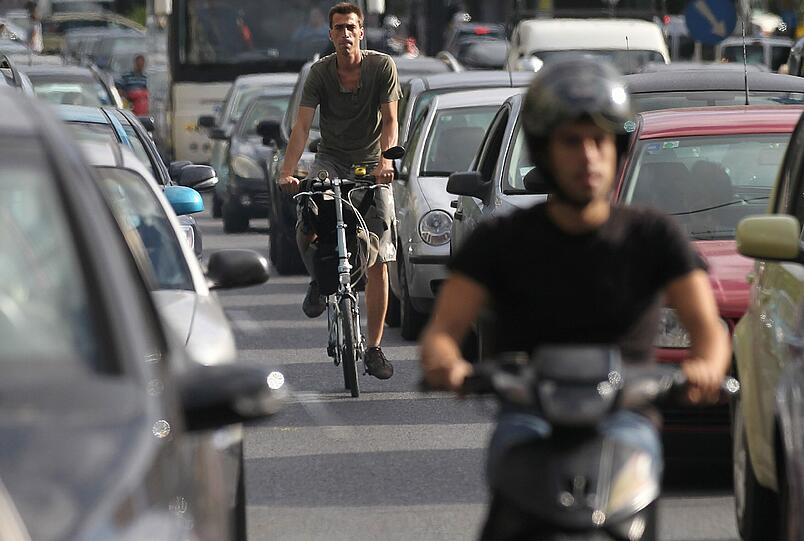 Vereinsamte Bahnhöfe, leer stehende Busse, Autolawinen in den Straßen: Streiks legen öffentlichen Verkehr in Athen lahm. Die Bilder.