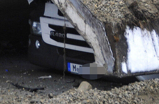 20. März 2012: Eine umstürzende Betonwand auf der Brennerautobahn südlich von Innsbruck begräbt einen Lkw aus München. Der Fahrer hat keine Chance. Er stirbt im Wrack.
