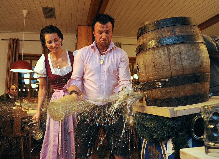 O&rsquo;zapft is! Michael Geyer haut drauf, seine Frau Natascha schaut skeptisch. Jetzt fließt offiziell das Bier in der Gaststube.