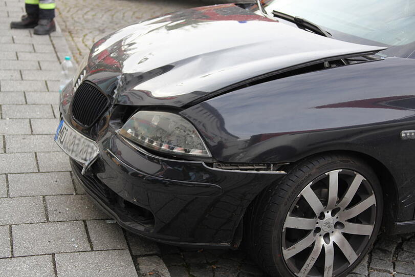 Kurioser Unfall beim Einparken in Waldkraiburg. Die Bilder vom Crash in die Sparkasse.