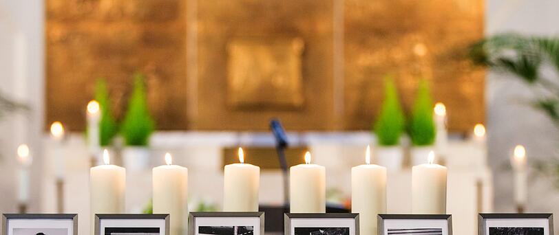 Gut drei Wochen nach dem verheerenden Brand in einem Gästehaus im oberbayerischen Schneizlreuth haben Hunderte Angehörige, Freunde und Arbeitskollegen der sechs Todesopfer gedacht. Die Bilder!