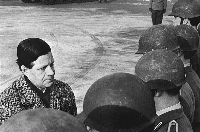 Sein Krisenmanagement während der Sturmflut 1962 machte ihn berühmt: Helmut Schmidt verleiht als Hamburger Innensenator eine Dankmedaille an 400 Soldaten für deren Einsatz während der Flutkatastrophe.