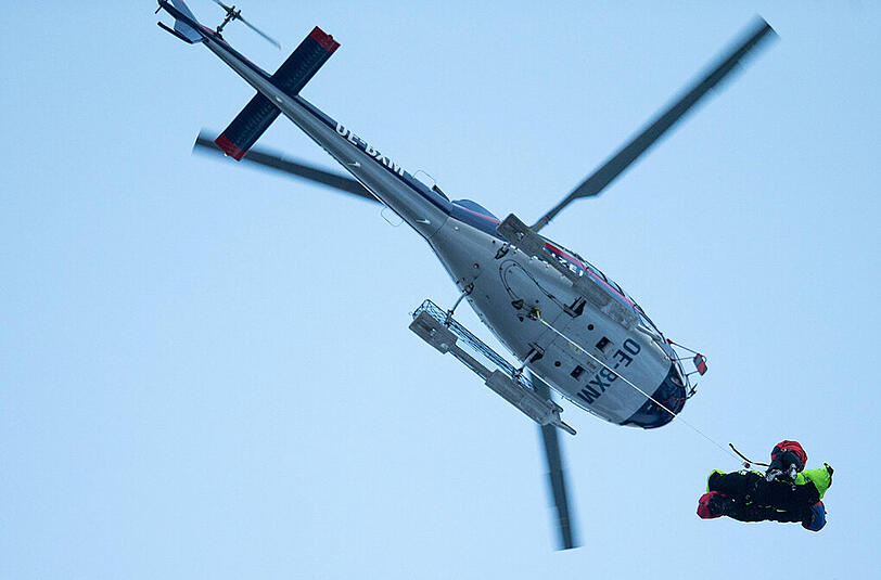 Per Hubschrauber wurden die Leichen der fünf getöteten Alpinisten ins Tal geflogen.