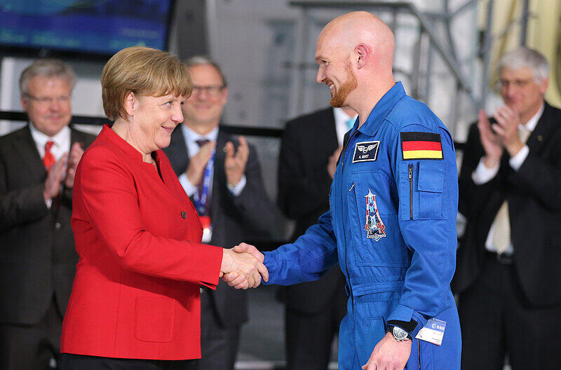 Angela Merkel gratuliert beim Besuch im Europäischen Astronautenzentrum (EAC) dem deutschen Astronauten Alexander Gerst . Gerst wird als erster Deutscher Kommandant der Internationalen Raumstation ISS.