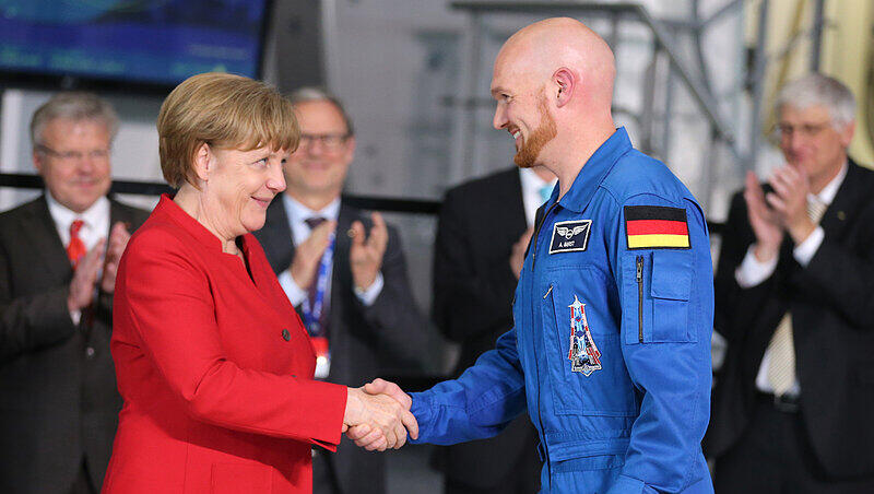 Angela Merkel gratuliert beim Besuch im Europäischen Astronautenzentrum (EAC) dem deutschen Astronauten Alexander Gerst . Gerst wird als erster Deutscher Kommandant der Internationalen Raumstation ISS. Angela Merkel gratuliert beim Besuch im Europäischen Astronautenzentrum (EAC) dem deutschen Astronauten Alexander Gerst . Gerst wird als erster Deutscher Kommandant der Internationalen Raumstation ISS.