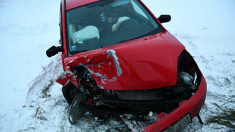 Der Fahrer des roten Wagens kam von der Straße ab und krachte in ein Bushäuschen. Durch den anschließenden Stau auf der Bundesstraße kam es zu einem weiteren Unfall.
