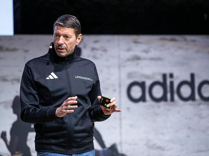 Adidas-Chef Kasper Rorsted spricht bei einer Bilanz-Pressekonferenz. Foto: Daniel Karmann/dpa/Archivbild