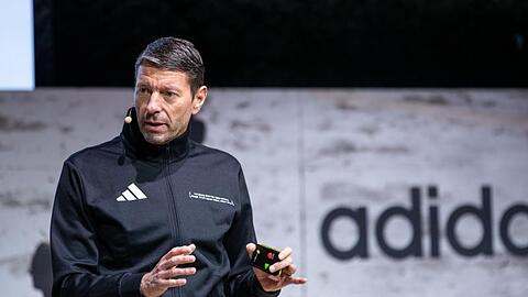 Adidas-Chef Kasper Rorsted spricht bei einer Bilanz-Pressekonferenz. Foto: Daniel Karmann/dpa/Archivbild
