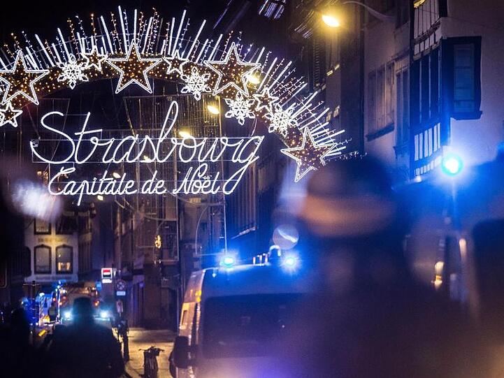 Einsatzkräfte der Polizei sichern einen Eingang zur Altstadt und damit zum Weihnachtsmarkt in Straßburg. Foto: Christoph Schmidt