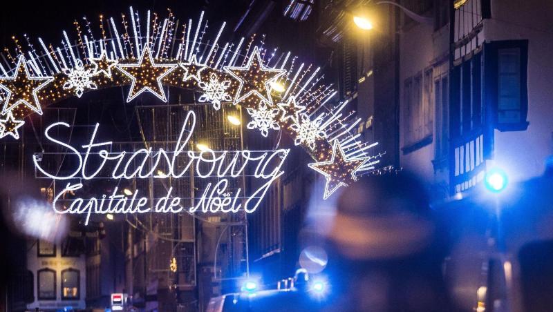 Einsatzkräfte der Polizei sichern einen Eingang zur Altstadt und damit zum Weihnachtsmarkt in Straßburg. Foto: Christoph Schmidt Einsatzkräfte der Polizei sichern einen Eingang zur Altstadt und damit zum Weihnachtsmarkt in Straßburg. Foto: Christoph Schmidt