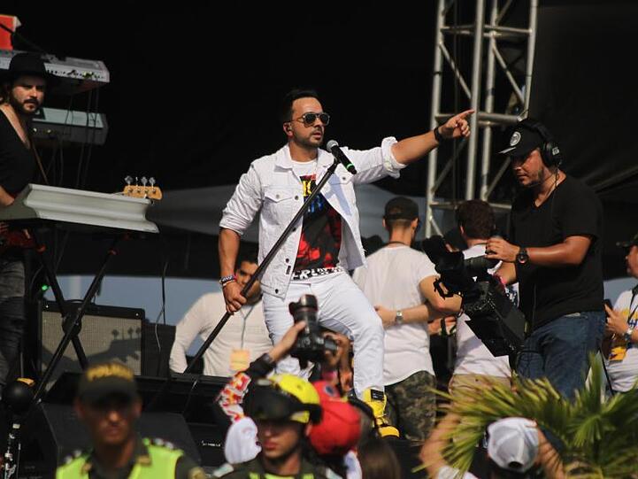 Luis Fonsi beim Benefizkonzert "Venezuela Aid Live" auf der kolumbianischen Seite der Grenzbrücke Tienditas.