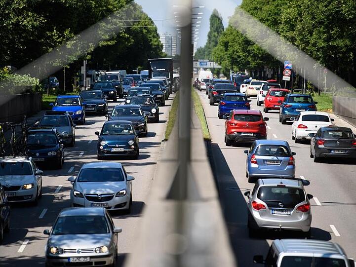 Der Berufs- und Ferienverkehr staut sich am frühen Nachmittag auf dem Mittleren Ring in beide Richtungen. Foto: Sven Hoppe/Archivbild