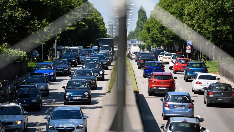 Die Blue Lane wird auf 12 Kilometern markiert - und im laufenden Verkehr getestet. Foto: Sven Hoppe/Archivbild