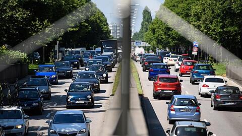 Die Blue Lane wird auf 12 Kilometern markiert - und im laufenden Verkehr getestet. Foto: Sven Hoppe/Archivbild