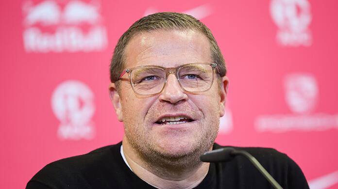 RB-Sportvorstand Max Eberl spricht bei einer Pressekonferenz.