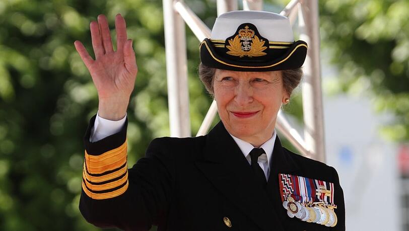 Prinzessin Anne ist die jüngere Schwester von König Charles und die einzige Tochter von Königin Elizabeth II. und Prinz Philip.