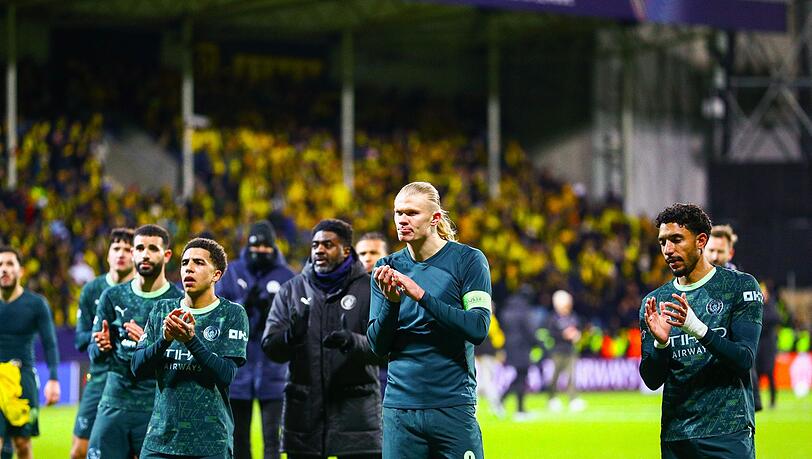 Kein Grund zur Freude: Erling Haaland (M) blamierte sich mit Manchester in seiner Heimat.