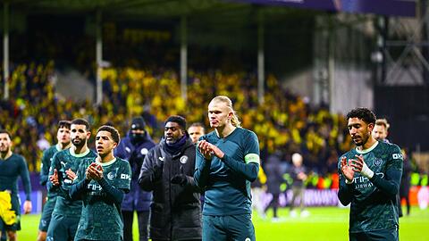 Kein Grund zur Freude: Erling Haaland (M) blamierte sich mit Manchester in seiner Heimat.