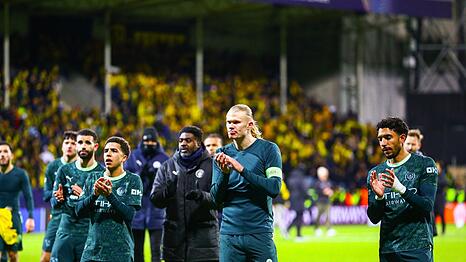 Kein Grund zur Freude: Erling Haaland (M) blamierte sich mit Manchester in seiner Heimat.