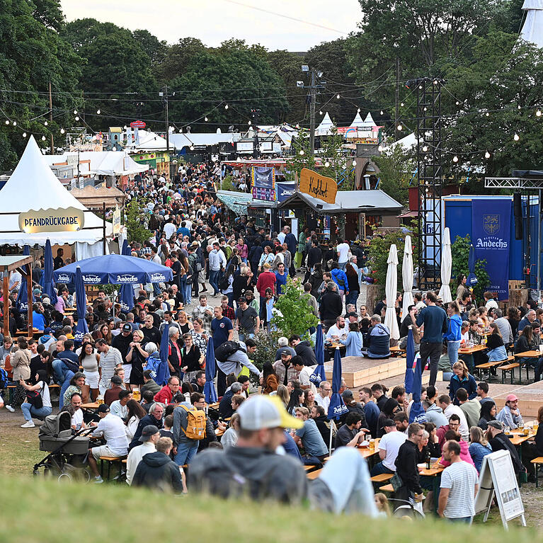Seit &uuml;ber drei Jahrzehnten pr&auml;gt das Tollwood schon den M&uuml;nchner Sommer. Von den mehr als 430 Veranstaltungen sind auch heuer wieder rund 90 Prozent kostenlos zug&auml;nglich.