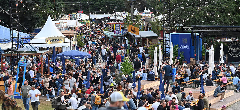 Seit &uuml;ber drei Jahrzehnten pr&auml;gt das Tollwood schon den M&uuml;nchner Sommer. Von den mehr als 430 Veranstaltungen sind auch heuer wieder rund 90 Prozent kostenlos zug&auml;nglich.