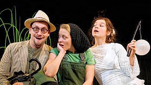 In „Sassabumm“, dem neuen Stück des Kindertheater Rootslöffel wagen „Herr Premisszl“, „Stöpsel“ und „Mucke“ eine Reise. In „Sassabumm“, dem neuen Stück des Kindertheater Rootslöffel wagen „Herr Premisszl“, „Stöpsel“ und „Mucke“ eine Reise.