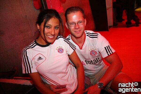 Ein schöner Anblick: Die sexy Bayern-Fans beim Public Viewing im Neuraum. Mehr Bilder gibt's unter www.nachtagenten.de