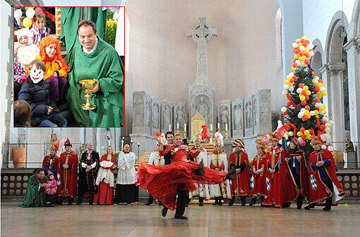 Fasching im Kreise der Kirche. Die Bilder von der Pfarrgemeinde St.Maximilian mit Pfarrer Rainer Maria Schießler