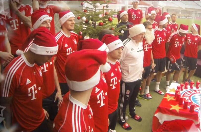 Zum Singen fanden sich die Spieler des FC Bayern München in der Vereinskantine ein - da war am meisten Platz.