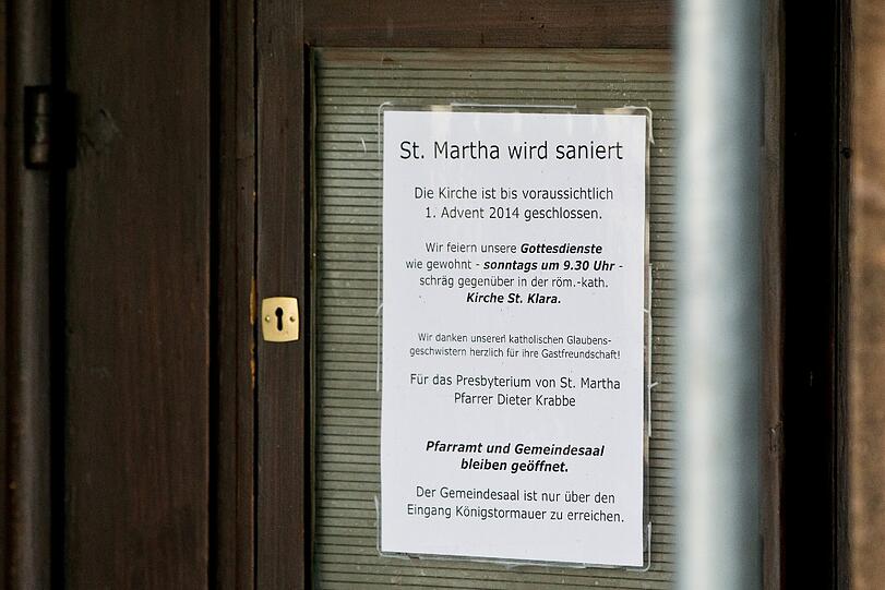 Ein Feuer hat in der Altstadt in Nürnberg gewütet und den Dachstuhl der Kirche St. Martha völlig zerstört. Die Bilder vom Feuer, von den Löscharbeiten und wie das Gebäude jetzt aussieht.