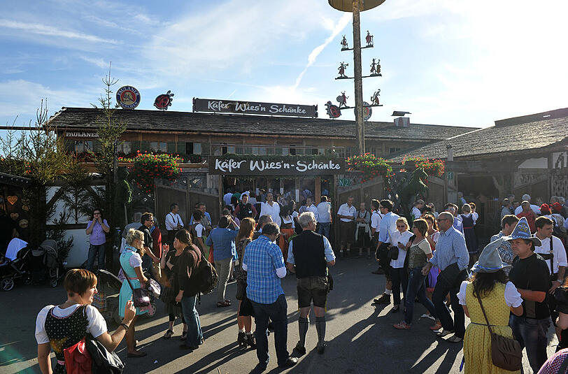 Käfers Wiesn-Schänke: Hier sticht die Angeklagte Simone V. auf der letzten Wiesn auf einen 33 Jahre alten Lkw-Fahrer ein. Der Mann muss ins Krankenhaus.