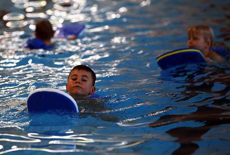 Immer weniger Kinder lernen schwimmen. Die Stadt will dem jetzt entgegenwirken.
