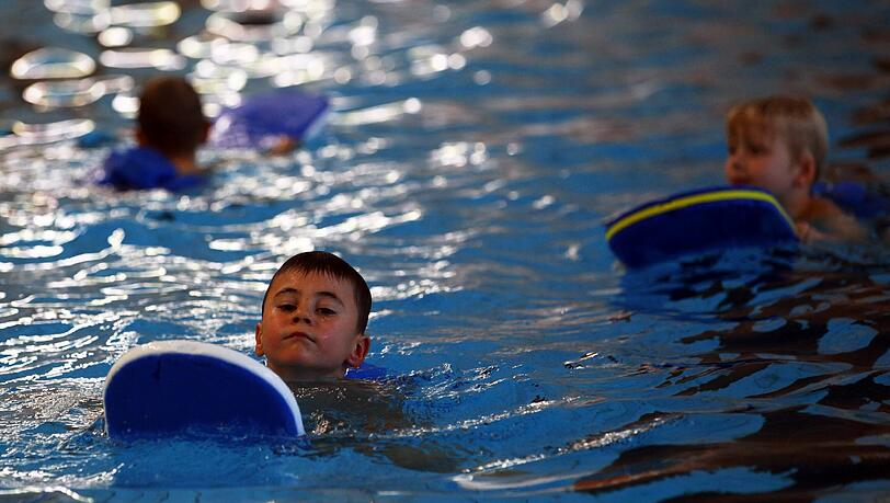 Immer weniger Kinder lernen schwimmen. Die Stadt will dem jetzt entgegenwirken. Immer weniger Kinder lernen schwimmen. Die Stadt will dem jetzt entgegenwirken.